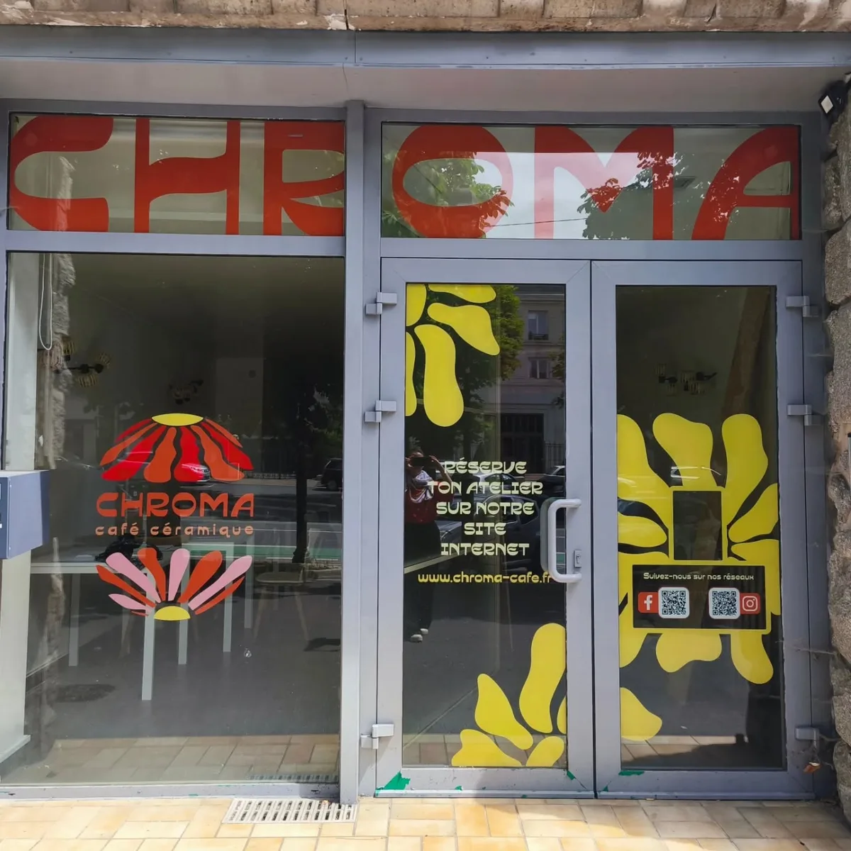 Façade du café céramique Chroma, 73 Cours Briand à Charleville-Mézières