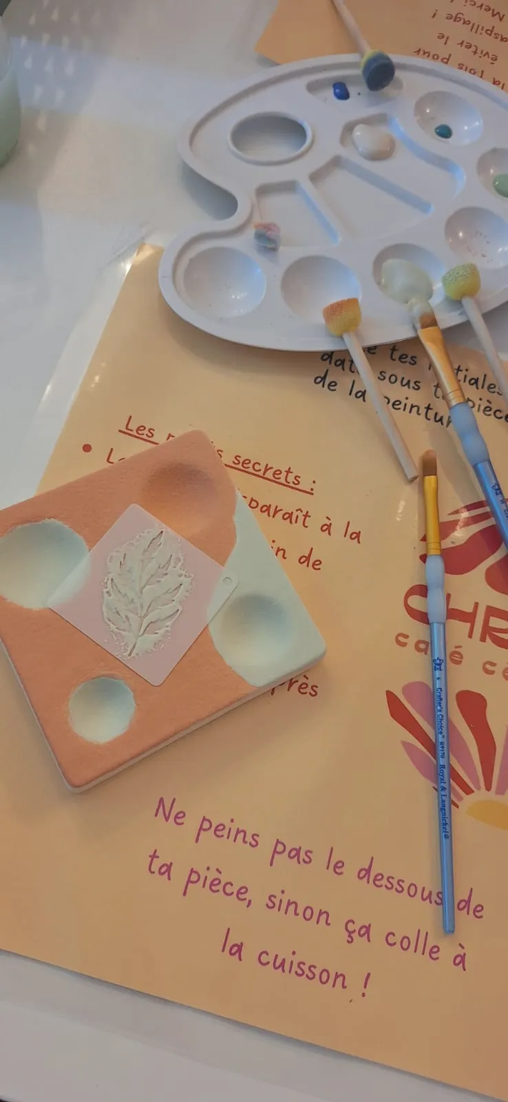 Palette de peinture et carreau en cours de décoration