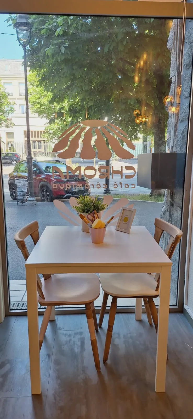 Table accueillante près de la vitrine pour s'installer et peindre