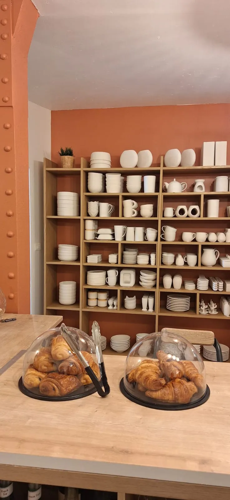 Viennoiseries et boissons gourmandes à déguster