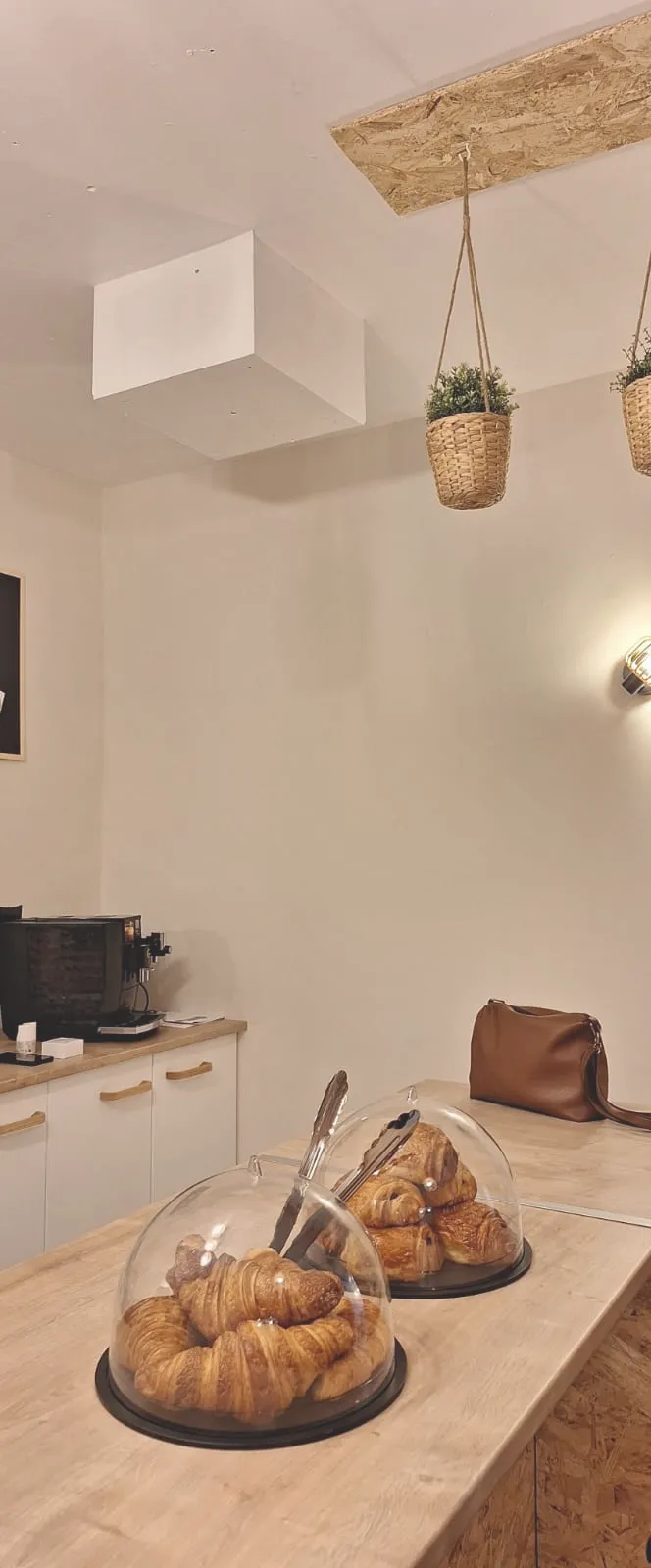 Le coin café avec ses viennoiseries